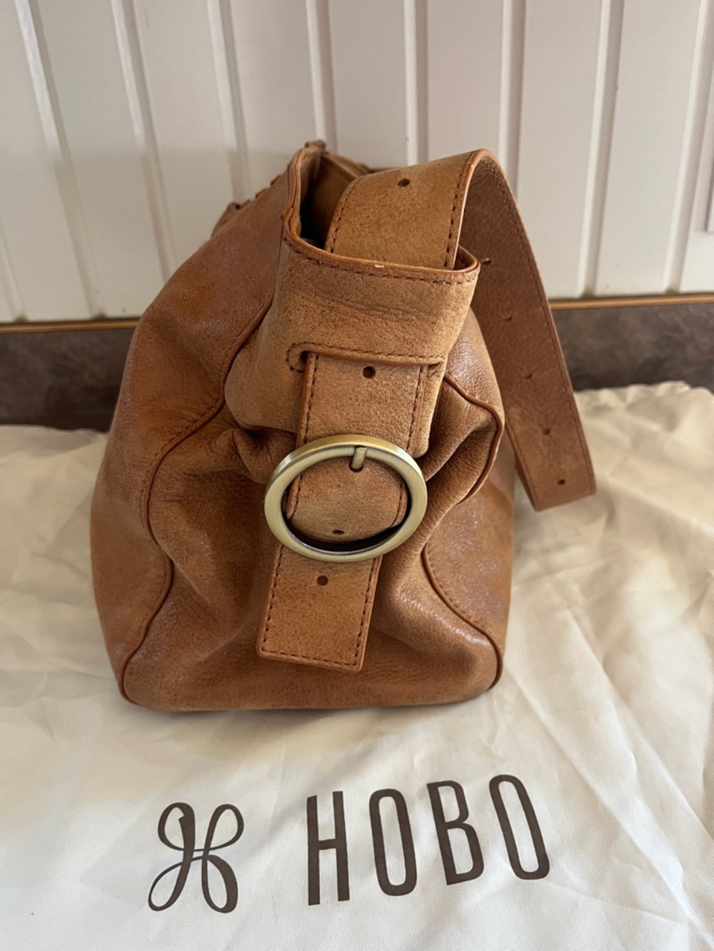 HOBO Render shoulder bag in the color whiskey.